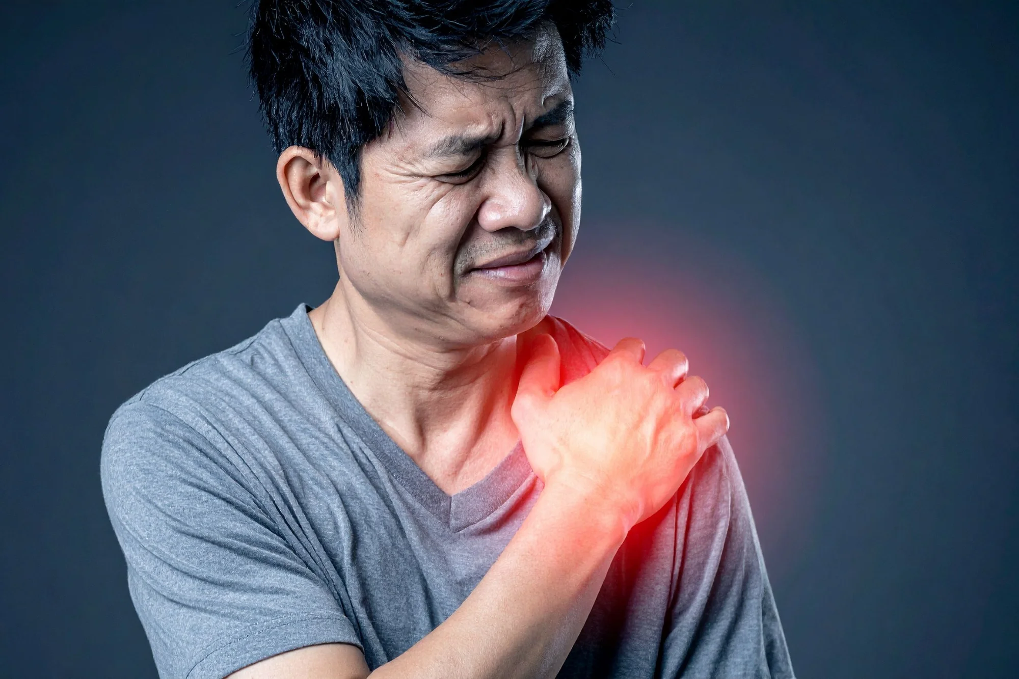 Man holding sore shoulder